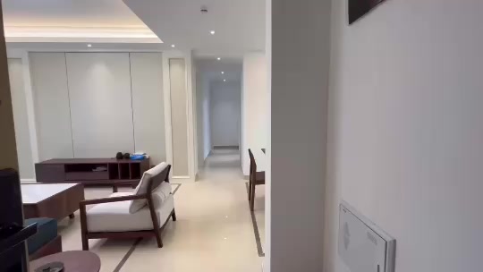 商务中心旁，精装修三房整租2500元/月